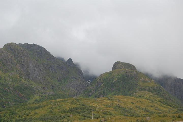 Paesaggio montano dalle Isole Lofoten.JPG - AI PIEDI DELLA RUPE